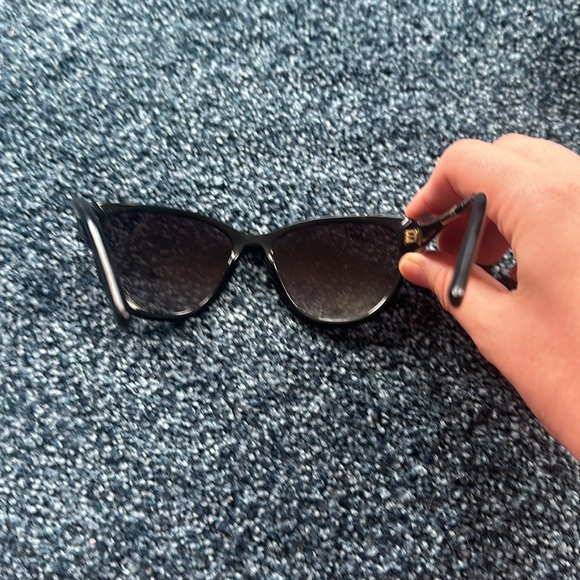 Burberry black sunglasses includes case - Picture 8 of 11